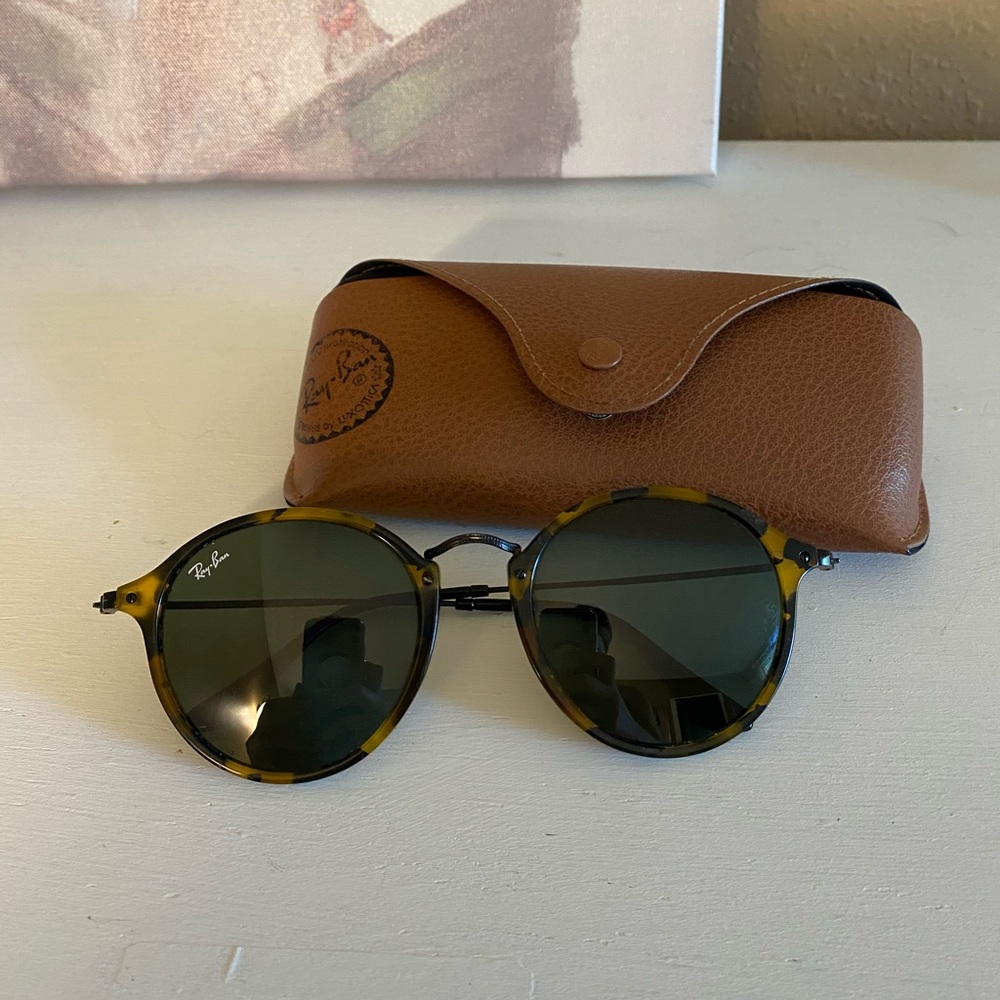 Ray-Ban tortoiseshell “Round Fleck” sunglasses